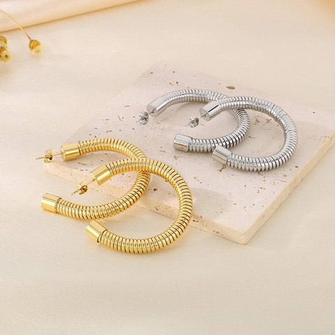 Orecchini A Cerchio A Forma Di C In Acciaio Inossidabile Con Consistenza Spirale Filettata Stile Industriale Per Donne
