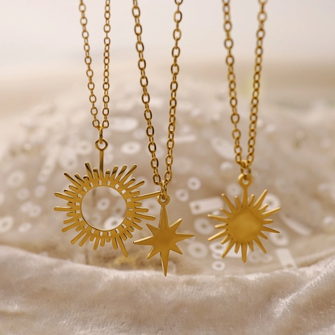 Collana con Pendente a Stella Sole in Acciaio Inossidabile per Donna Placcata Oro 18K Catena a Clavicola Ottagramma Gioielli Moda Minimalisti