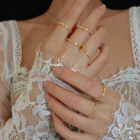 Anillo A Fascia Texture Ondulata Acciaio Inossidabile Placcato Oro 18K Gioielli Minimalisti Per Donna