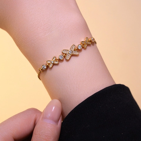 Titanium Stahl Armband Für Damen Mit X-Förmigen Charms Und Funkelndem Zirkon Elegantes Minimalistisches Verstellbares Schmuckstück