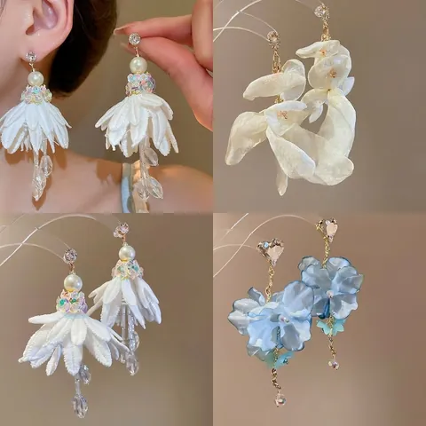 Orecchini Pendenti Fiore Chiffon Nappa Con Strass Perla Artificial Imitazione E Perno In Argento Sterling 925 Per Donna