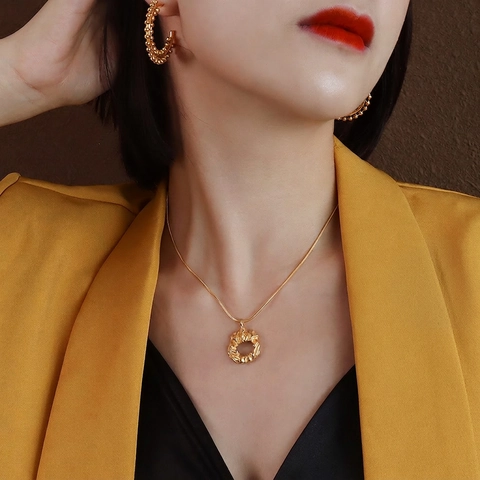 Collana Con Pendente Tondo Cavo Irregolare Acciaio Al Titanio Placcato Oro 18K Texture Vintage Catena A Serpente Gioielli