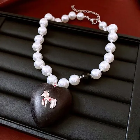 Vintage Imitation Artificial Pearl Necklace With Large Heart Wood Pendant Silver Horse Icon Retro Maillard Style For Women