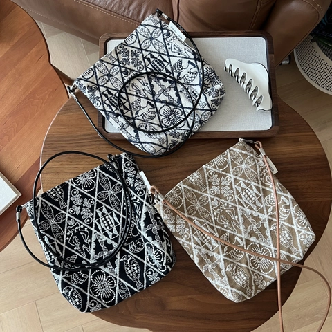 Retro Ethnic Embroidery Canvas Crossbody Phone Bag For Women With Leather Strap Floral Bird Pattern Artistic Square
