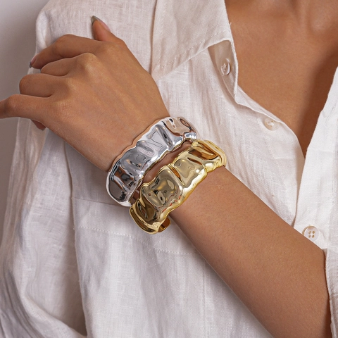 Bracciale Rigido Aperto In Acrilico Con Pieghe Stile Metallo Liquido Irregolare Bracciale Statement Regolabile Per Donna