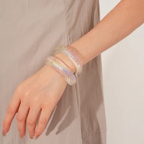 Irisierender Acryl Armreif Unregelmäßige Geometrische Wellentextur Minimalistischer Moderner Transparenter Ästhetischer Handschmuck