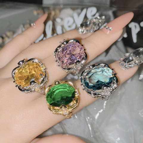 Vintage Luxury Exaggerated Gemstone Ring For Women Copper Plated Gold Rhinestone Butterfly Flower Finger Ring Jewelry Gift