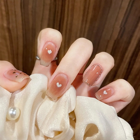 Kunstnagels Roodbruin Verloop Met Wit Hartpatroon Goudfolie Vierkant Ronde Vorm Glanzend Draagbaar Met Lijm