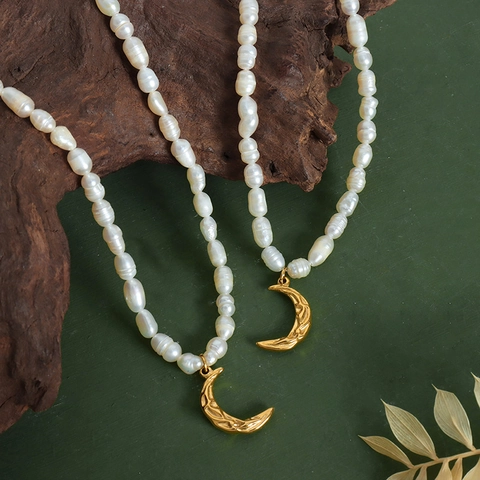 French Style Titanium Steel Moon Pendant Necklace With Freshwater Pearl Gold Clavicle Chain Jewelry For Women