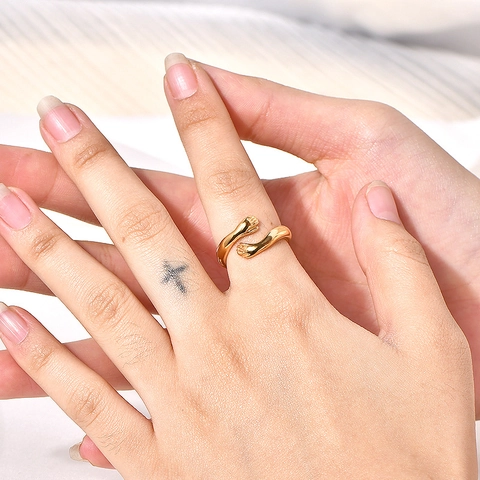 Anello Mani Che Abbracciano Placcato Oro Acciaio Al Titanio Aperto Regolabile Design Artistico Chic Gioielli Donna