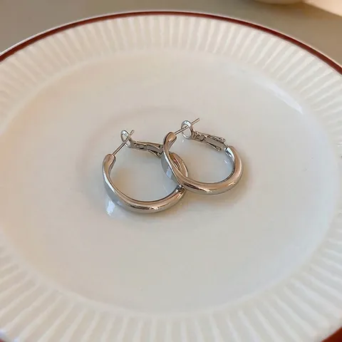 Minimalistische Gedrehte Creolen Für Damen Mit Silbernem Ohrstecker Hochglanzpoliert Geometrischer Metallschmuck