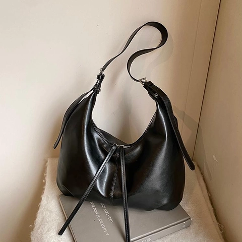Grand Sac À Main Hobo En Cuir PU Vintage Minimaliste Sac Sous L'Aisselle Pour Femmes Avec Pendentif Poupée Mignonne