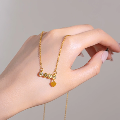 Chique LOVE Letter Hanger Ketting Met Strass Ingelegde Hartbedel Titanium Staal Koperen Sieraden Voor Dames