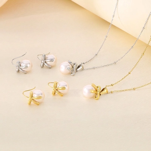 Set di Gioielli in Acciaio Inossidabile con Fiocco e Perla Artificiale Elegante Collana e Orecchini a Gancio per Donna