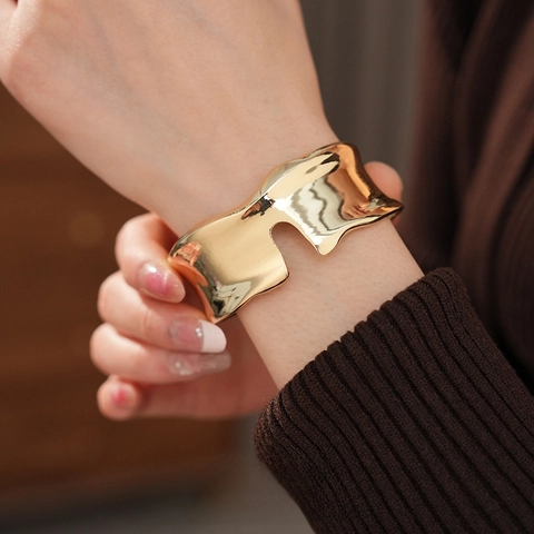 Irregulär Welle Manschette Armreif Legierung Minimalistisch Glänzend Offen Armband Statement Modeschmuck Für Damen