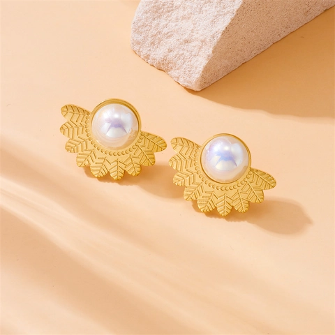 Elegante Goldene Edelstahl Fächerförmige Federtextur Künstliche Perle Ohrstecker Für Damen Mode Schmuck