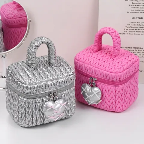 Gesteppte Polyester Kosmetiktasche Große Kapazität Tragbare Reise Kulturbeutel Mit Herzanhänger Für Frauen
