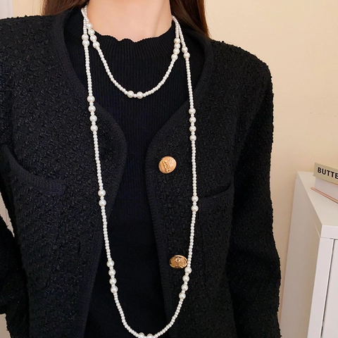 Französische Retro Lange Kunstperlenhalskette Mehrlagige Legierung Elegante Münzanhänger Pulverkette Für Damen