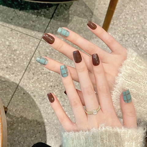 Unghie Finte a Pressione Plaid Contrasto Marrone Blu Lucide Corte Coffin Con Colla a Gelatina Per Donna Manicure Gioielli
