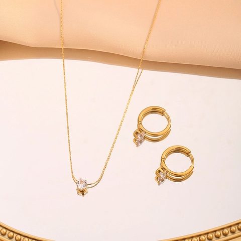 Minimalistischer Titanschmuck Mit Zirkonia In Krappenfassung Vergoldete Halskette Und Creolen Ohrringe Für Damen