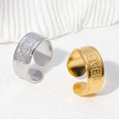 Love Buchstabe Breiter Bandring 18K Vergoldet Edelstahl Verstellbar Offen Gehämmerte Textur Modeschmuck Für Damen