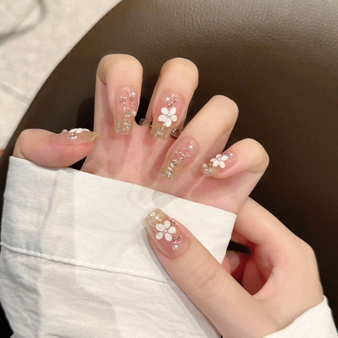 Uñas Postizas de Ojo de Gato Elegantes Hechas a Mano Té con Leche Canela Flor en Relieve 3D Perla Artificial Diamante de Imitación Ataúd Corto