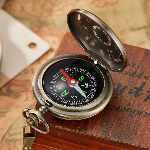 Retro Hollow Compass Pocket Watch for Men Women Vintage Metal Flip Cover Navigation Pocket Watch With Chain Hanging Clock
