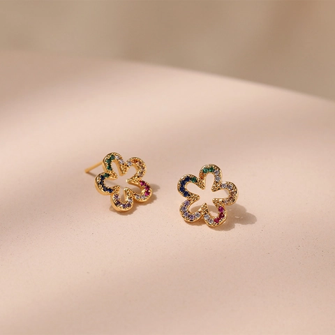 Pendientes De Botón De Flor Cobre Con Circonita De Colores Chapado En Oro De 18K Pétalo Hueco Estilo Fresco Para Mujeres