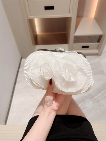 Bolso De Noche Blanco Con Flores 3D Satén Plisado Cierre De Diamantes De Imitación Y Cadena Desmontable