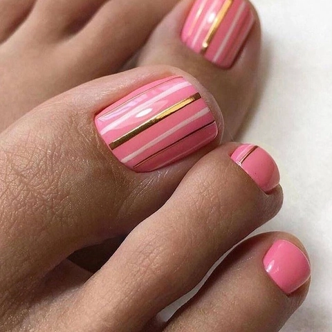 Unghie Finte Per Piedi Base Rosa Strisce Oro Bianco Lucido Stile Estivo Per Donne