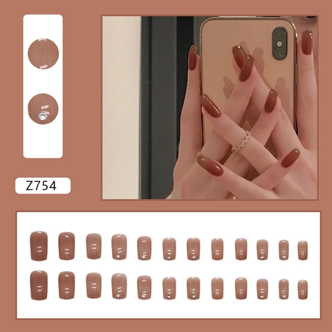 Unghie Finte Quadrate Minimaliste Lucide Colore Ambra Marrone Tè Accenti Di Strass Alla Moda