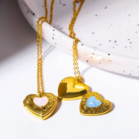 Herz Medaillon Kette Kupfer Vergoldet Mit Blau Weiß Imitation Opal Öffnungsfähiger Fotohalter Floral Geprägt Clavicle Kette