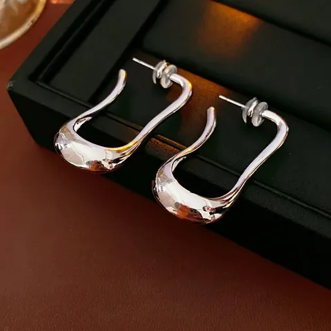 Unregelmäßige Wellen Ohrstecker Poliertes Flüssigmetall U-Form Design Mit Silbernem Ohrstecker Für Damen Moderner Stil
