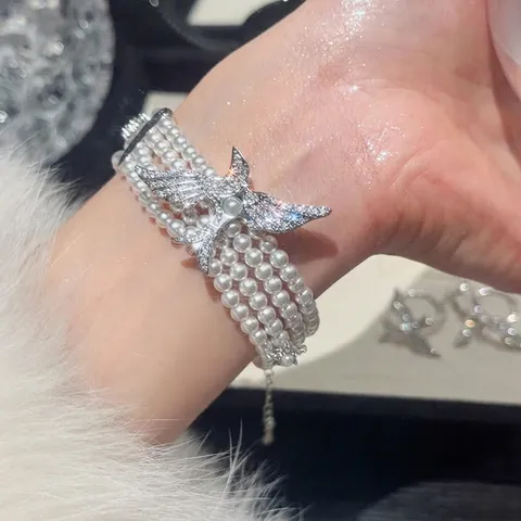 Multi Layer Künstliche Perlenarmband Mit Zirkon Vogel Anhänger Silberfarbenes Kupfer Verstellbare Verlängerungskette Französischer Vintage Stil Damen