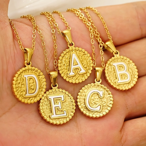 Edelstahl Initialen Halskette Vergoldet Runde Münze Buchstaben Anhänger Gehämmerte Textur Perlenrand Modeschmuck Für Damen