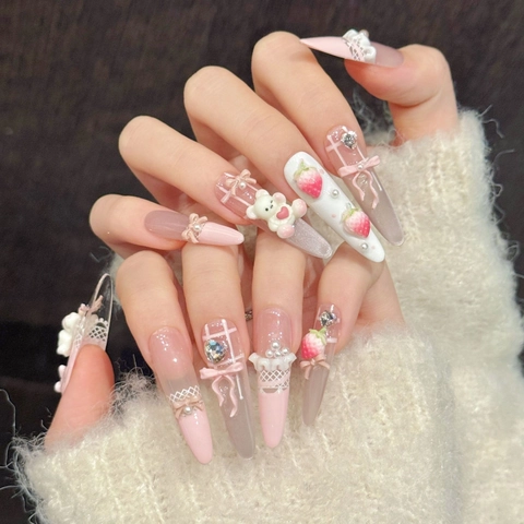 Unghie Finte Fatte a Mano Rosa Orso Fragola Stiletto Lungo Carino Orso 3D Fiocco Perla Strass Unghie Artificiali Riutilizzabili