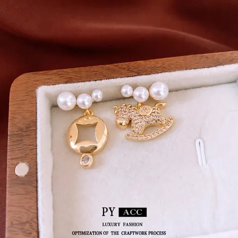 Orecchini Pendenti Asimmetrici Cavallo A Dondolo E Moneta Placcati Oro 18K Con Perla Artificial Zircone E Perno In Argento 925