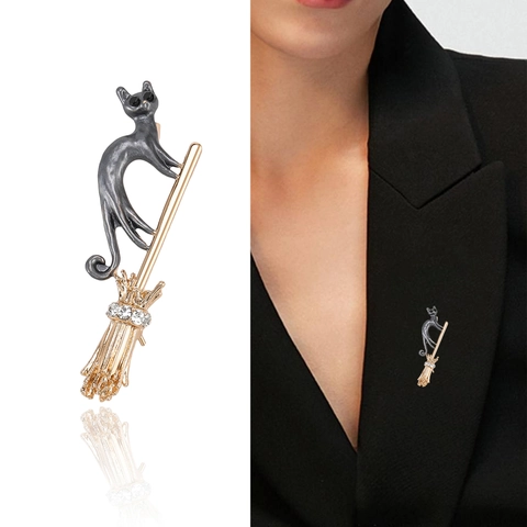 Legierung Katze Auf Besenstiel Brosche Pin Mit Strass Hexen Magie Thema Mode Emaille Tier Corsage Schmuck Für Damen