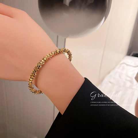 Geometrischer Offener Armreif Legierung Galvanisiert Unregelmäßige Goldkörnung Minimalistischer Moderner Schmuck Für Damen