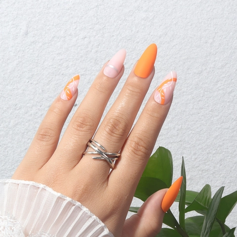 Matte Oranje En Roze Press-On Nagels Lange Amandelvorm Met Witte Rankpatronen En Zilveren Lijnen Elegante Kunstnagels