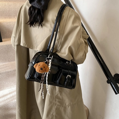 Borsa Sottobraccio Vintage Da Donna In Pelle PU Lucida Doppie Tasche Grande Capacità Borsa A Spalla Boston Ciondolo Orsetto Peluche