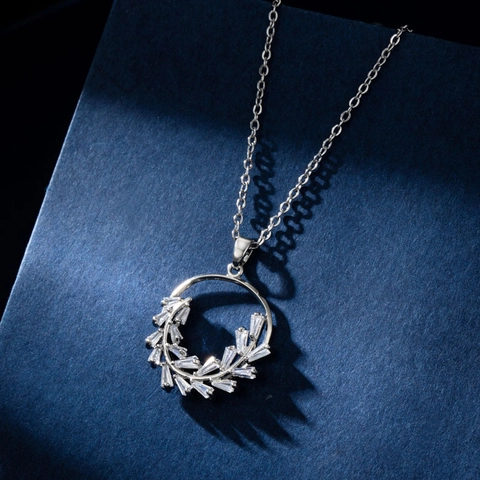 Elegante Halskette Mit Rundem Anhänger Für Damen Zirkonia Blattkranz Edelstahlkette Kupferschmuck Mode