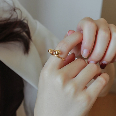 Anello Doppia Sfera Minimalista Acciaio Al Titanio Placcato Oro 18K Gioielli Geometrici Design Di Nicchia Per Donne