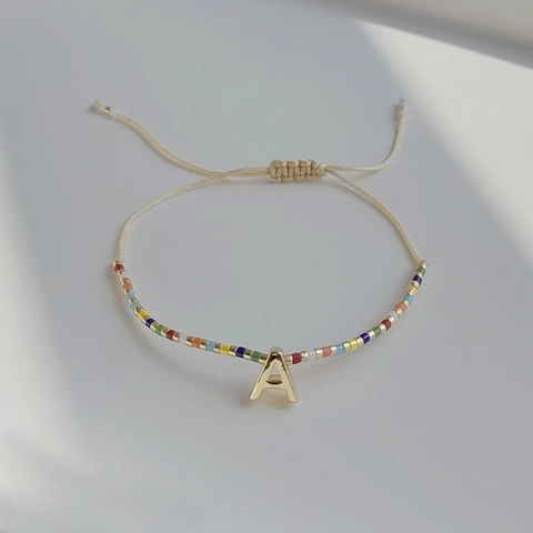 Handgefertigtes Gewebtes Initialen Armband Bunte Miyuki Glasperlen Goldener Buchstabenanhänger Verstellbarer Bohème Schmuck