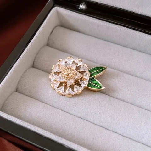 Spilla A Fiore Rame Placcato Oro 14K Con Zircone E Foglie Di Smalto Verde Gioielli Floreali Eleganti Per Donna