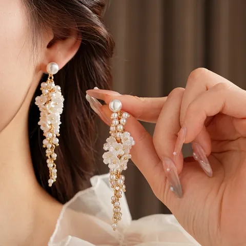 Eleganti Orecchini A Goccia Con Nappa Di Künstliche Perle E Fiori Di Resina Bianca Con Perno In Argento Stile Retro Francese