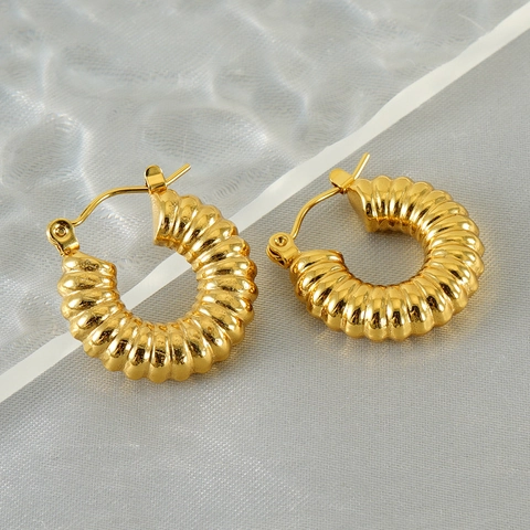 Gerippte Croissant Creolen 18K Vergoldeter Edelstahl Französischer Vintage Stil Schmuck Für Damen