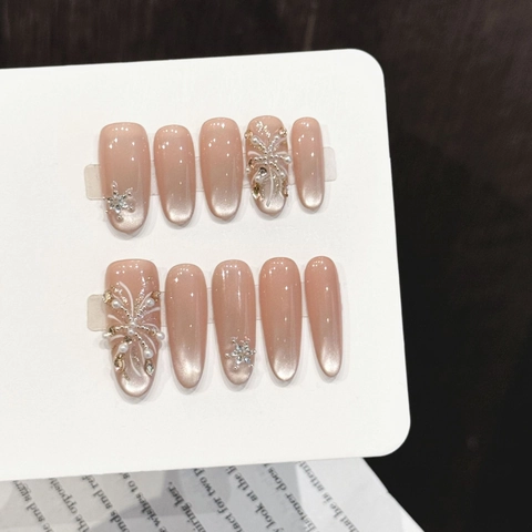 Handmade Press On Nails Nude Pink Cat Eye Gradient With Artificial Pearl Rhinestone Snowflake Charms Elegant Luxury Artificial Nails