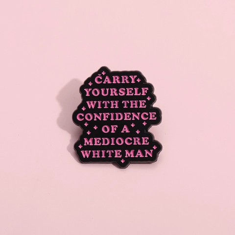 Spilla in Lega con Slogan Divertente in Inglese Mediocre White Man Pin di Smalto Distintivo Metallico per Zaino Vestiti