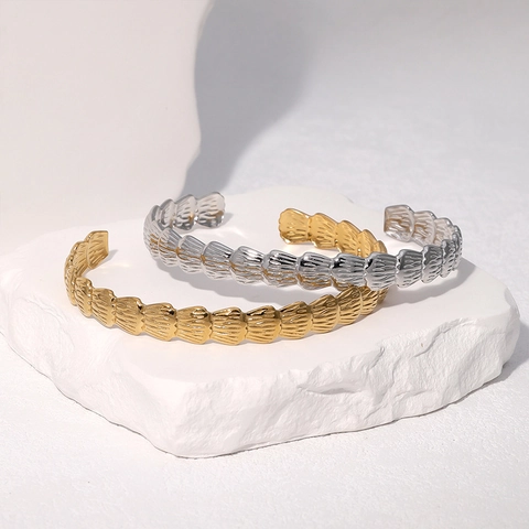 Brazalete De Puño Acero Inoxidable Chapado En Oro 18K Textura Escamas Pez Minimalista Pulsera Abierta Para Mujer